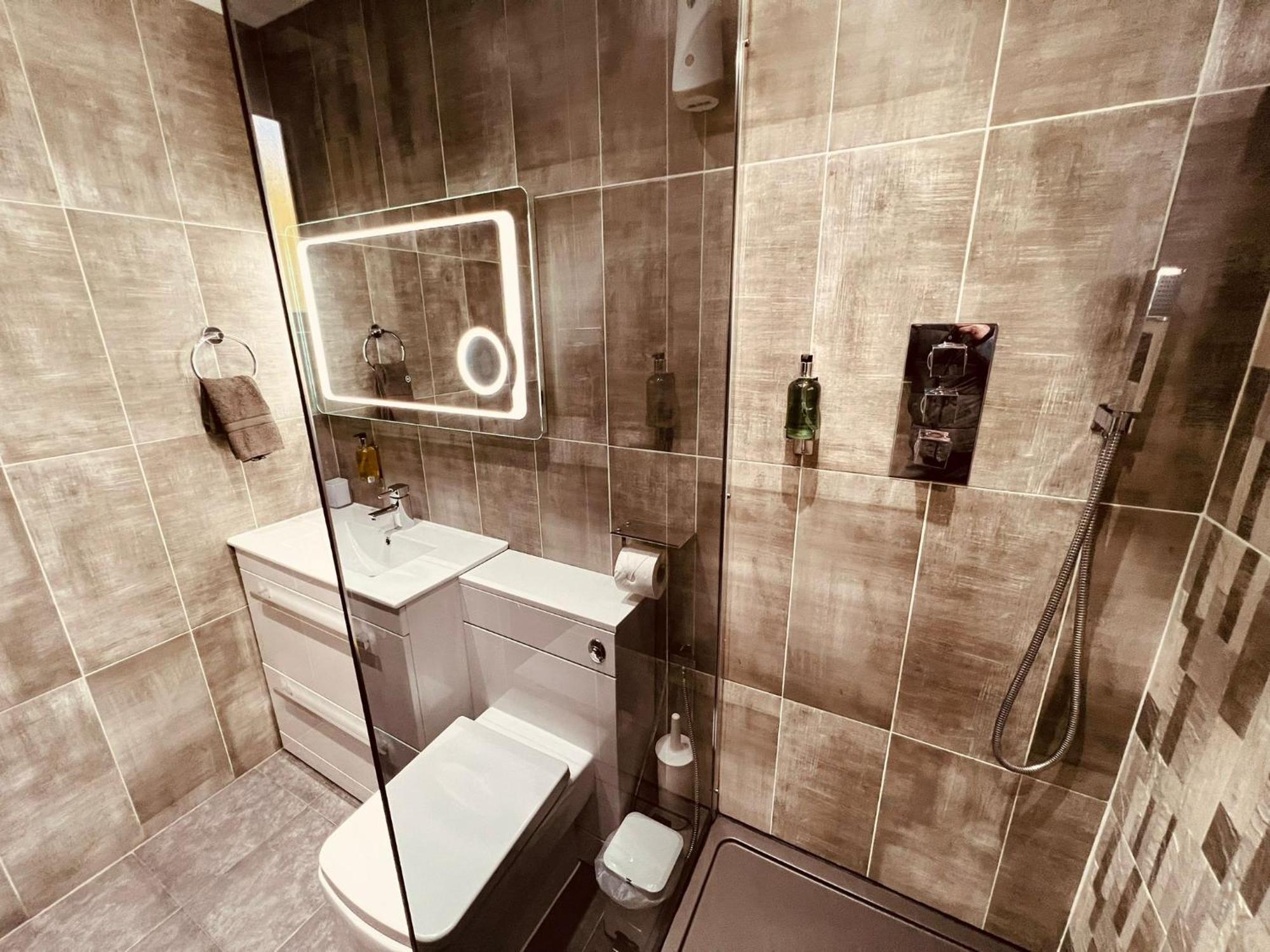 Modern Suites -5 Bedroom House- With Free Parking Birmingham City 外观 照片