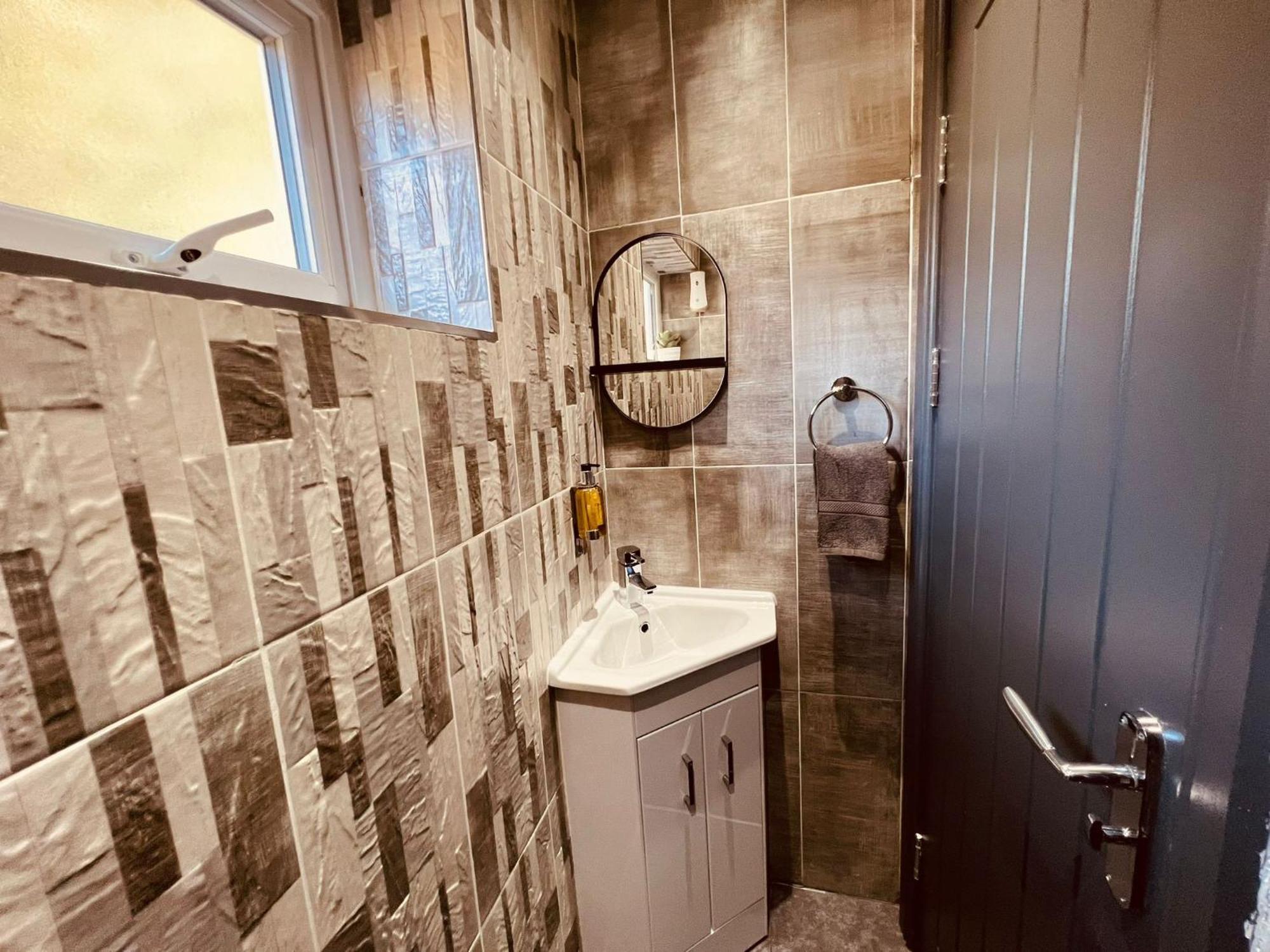 Modern Suites -5 Bedroom House- With Free Parking Birmingham City 外观 照片