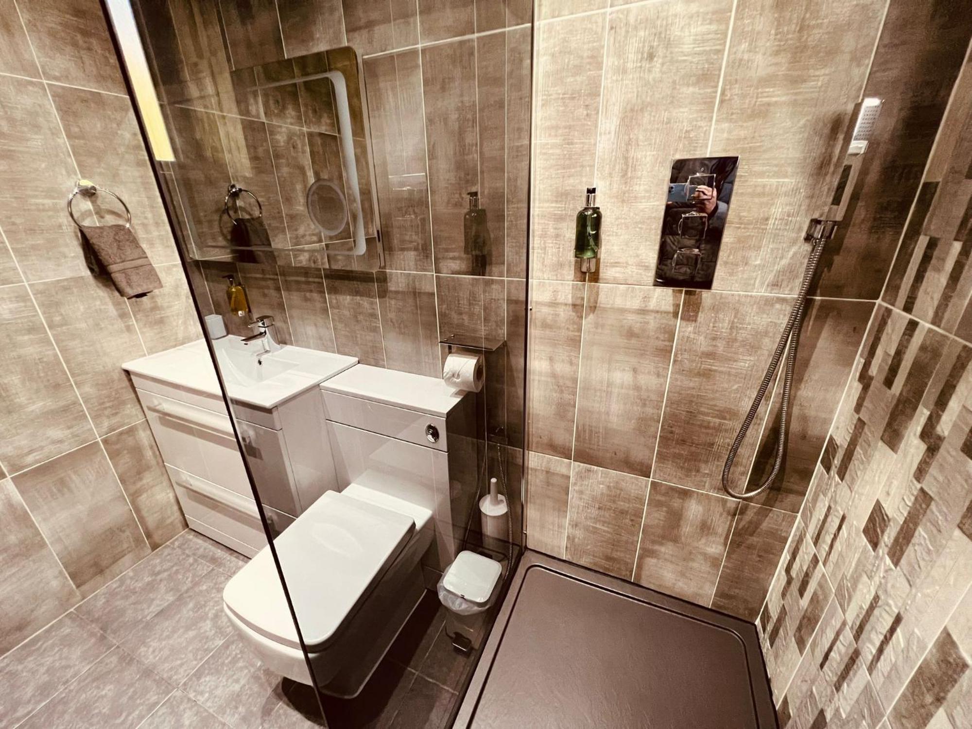 Modern Suites -5 Bedroom House- With Free Parking Birmingham City 外观 照片