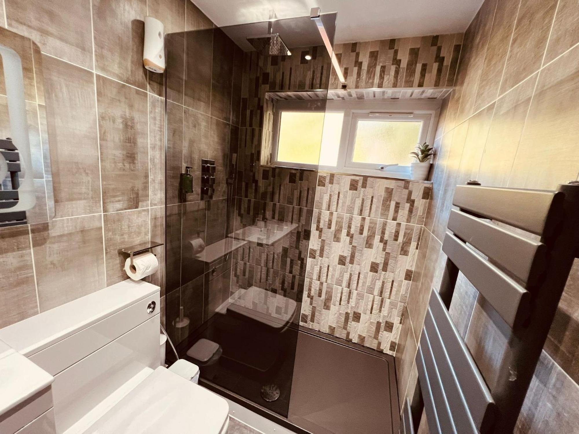 Modern Suites -5 Bedroom House- With Free Parking Birmingham City 外观 照片