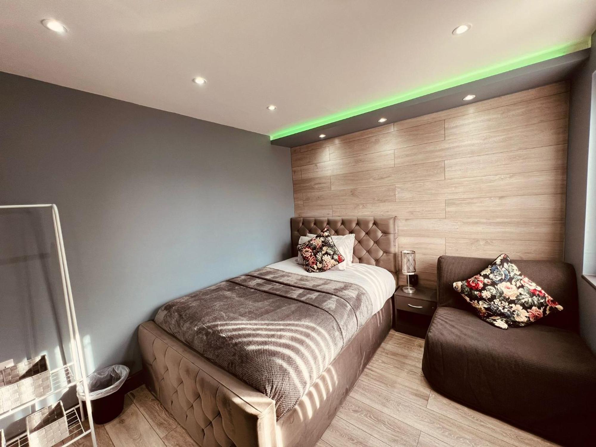 Modern Suites -5 Bedroom House- With Free Parking Birmingham City 外观 照片