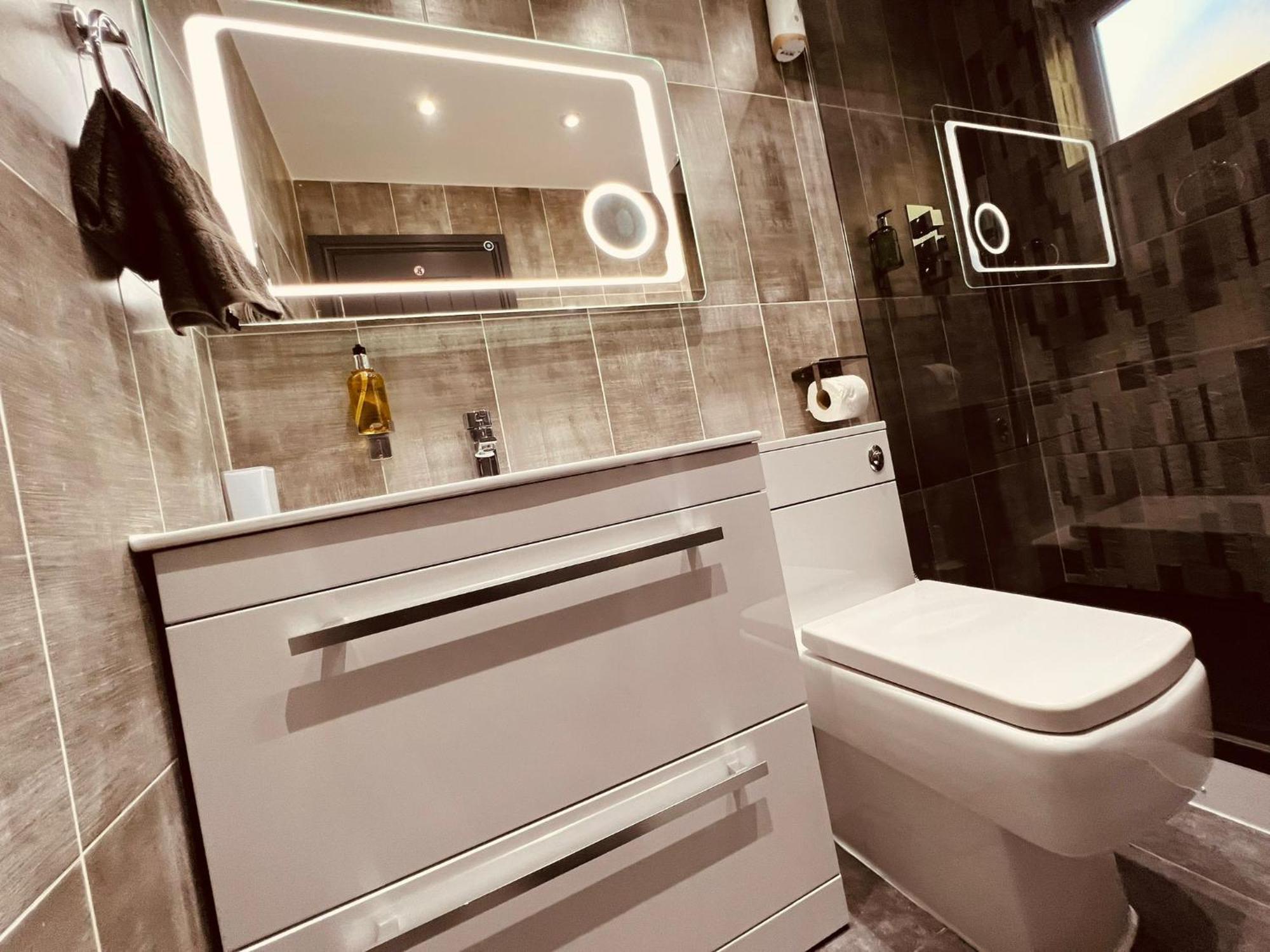 Modern Suites -5 Bedroom House- With Free Parking Birmingham City 外观 照片
