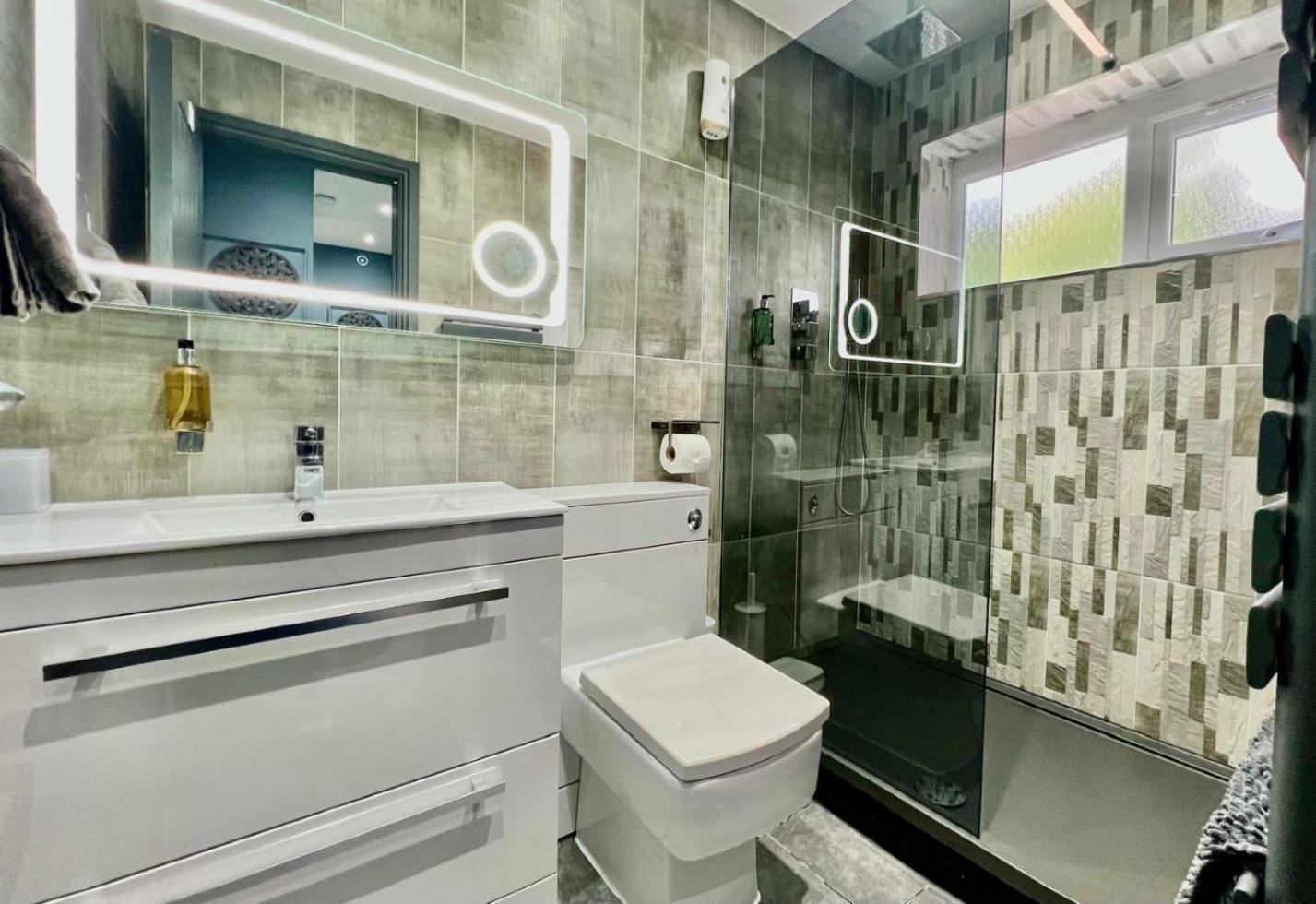 Modern Suites -5 Bedroom House- With Free Parking Birmingham City 外观 照片