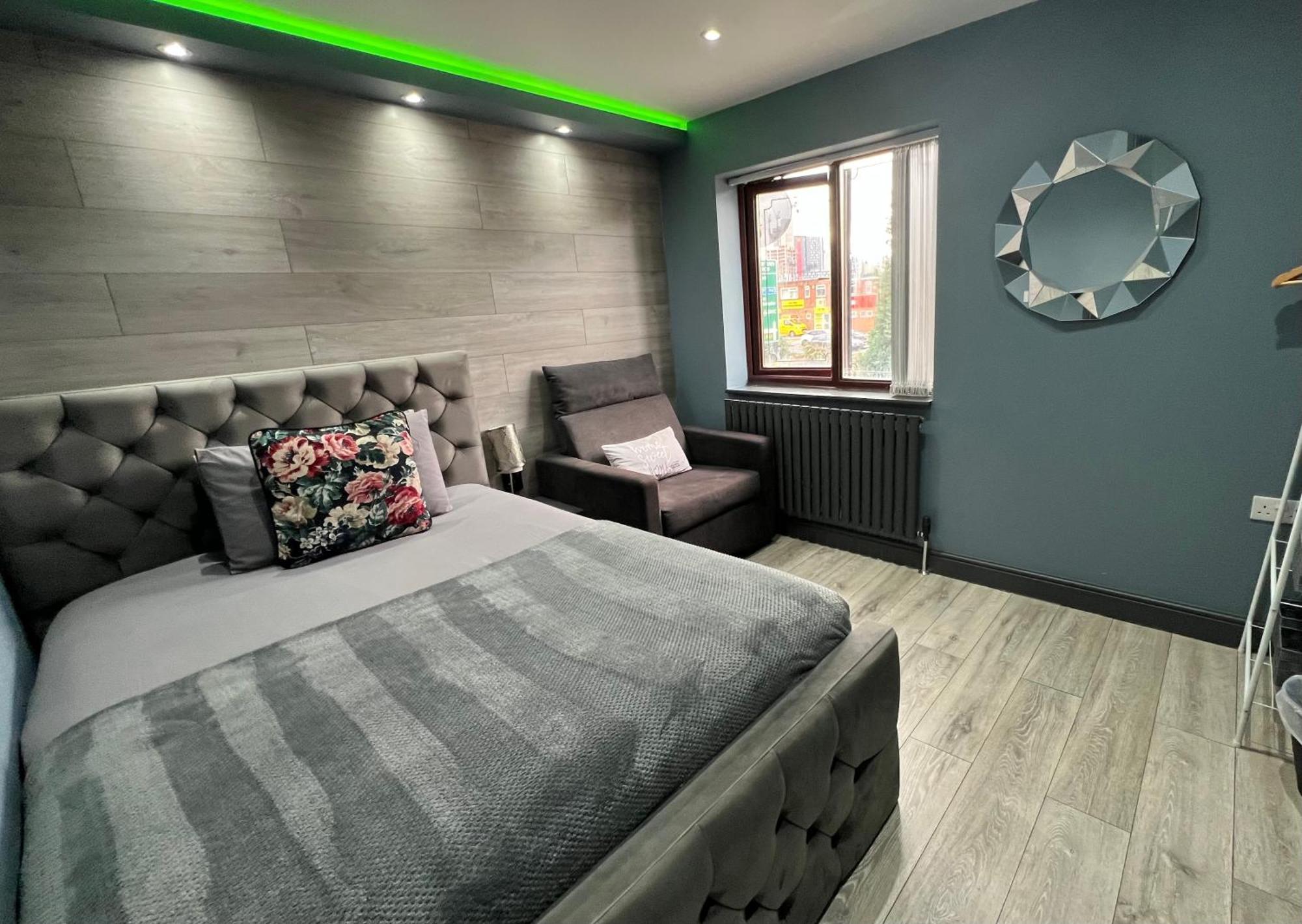 Modern Suites -5 Bedroom House- With Free Parking Birmingham City 外观 照片